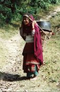 Frau mit Tragkorb beim Dorf Garre - Trekking nach Numbodudra